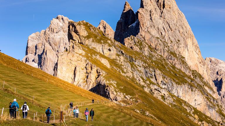 Ortisei, Italien - 29. September 2024: Seceda Hochwinkelansicht Herbstlandschaft mit Menschen und hohen Bergen, Dolomiten, Gröde