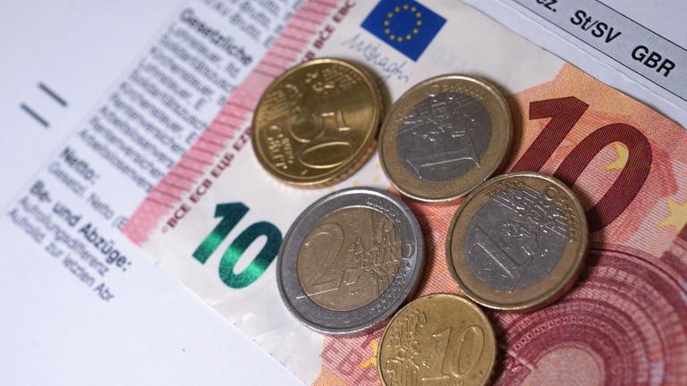 Münzen liegen auf 10-Euro-Schein