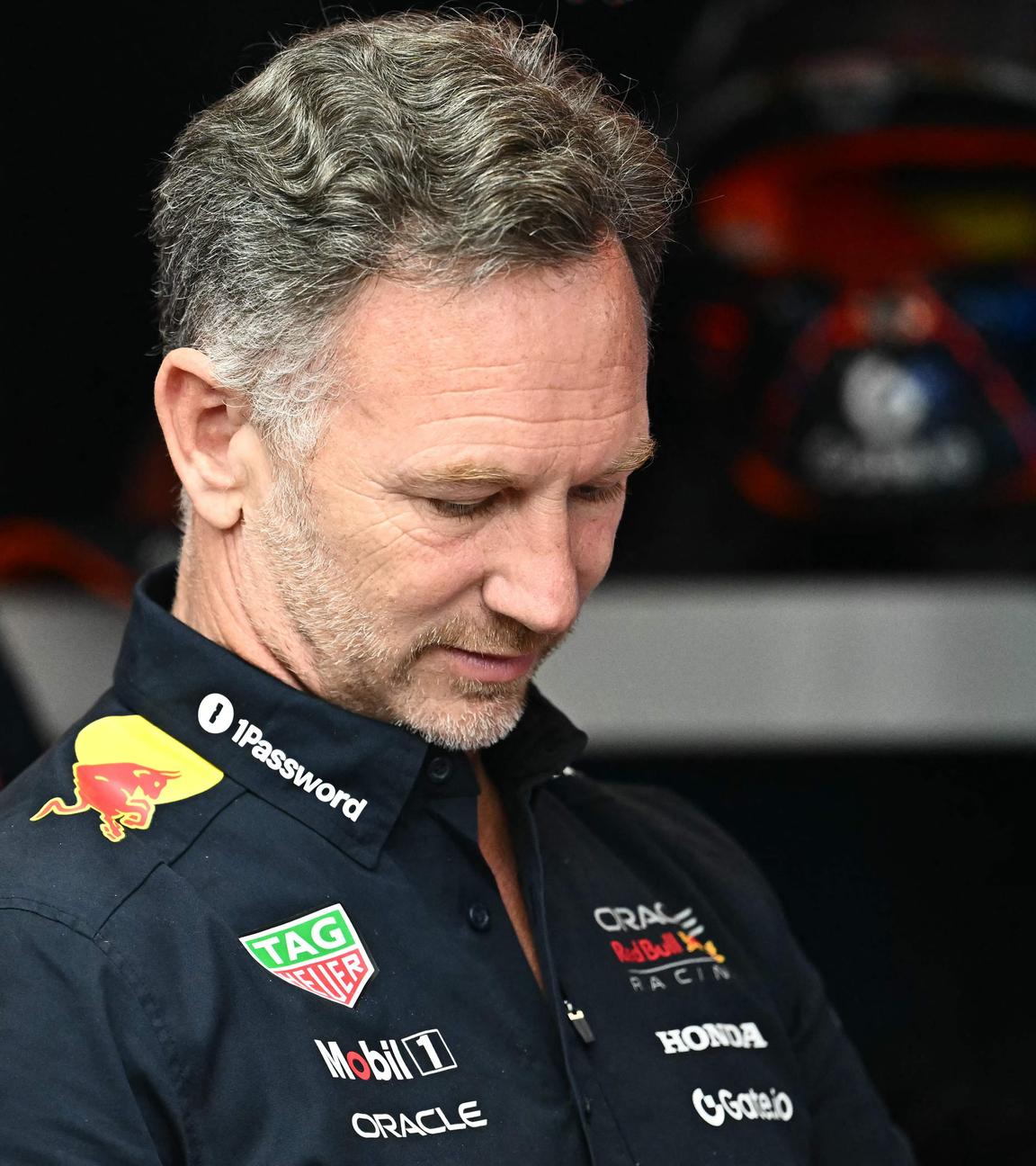 Christian Horner im Red-Bull-Anzug schaut zu Boden.