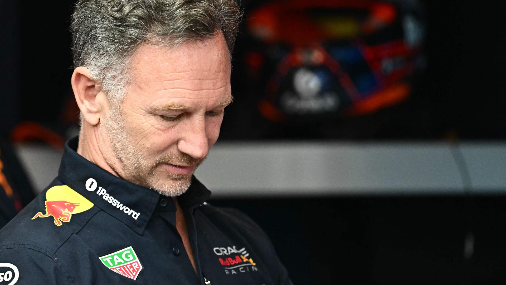 Christian Horner im Red-Bull-Anzug schaut zu Boden.