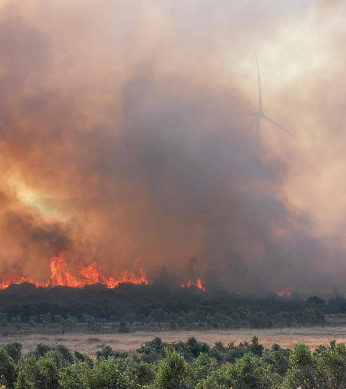 Brandbekämpfung bei den verheerenden Waldbränden in Izmir