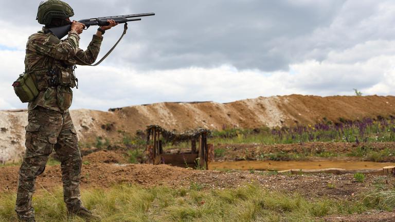Mobile Kriegsführung: Ausbildung einer Angriffseinheit der 25. Mot-Schützen-Brigade in der sogenannten Volksrepublik Lugansk