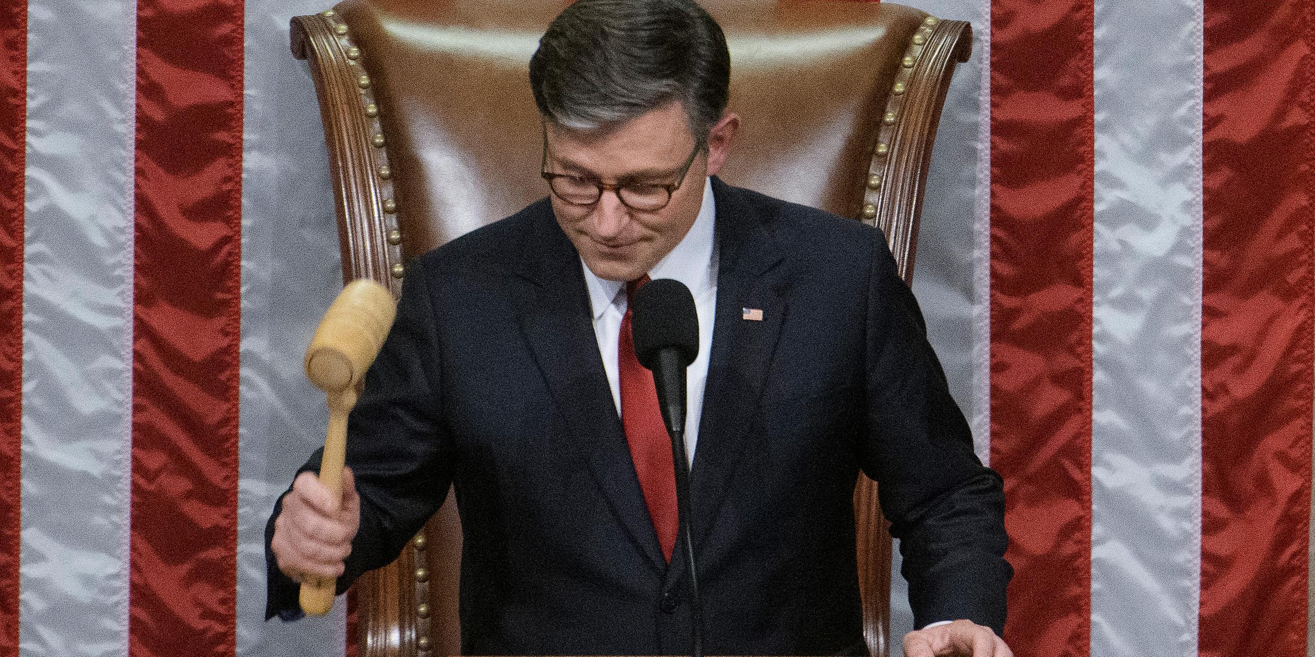 Mike Johnson schlägt mit einem Hammer im Kongress. 