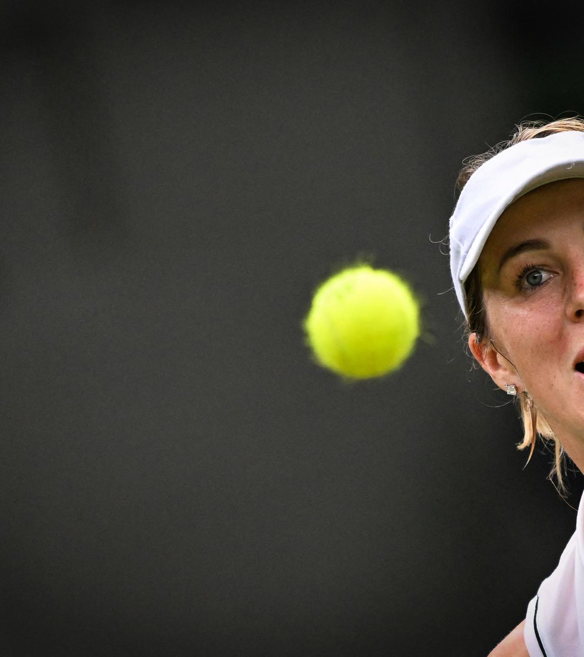 Tennisspielerin Anastasia Pavlyuchenkova beim Spielen eines Balls.