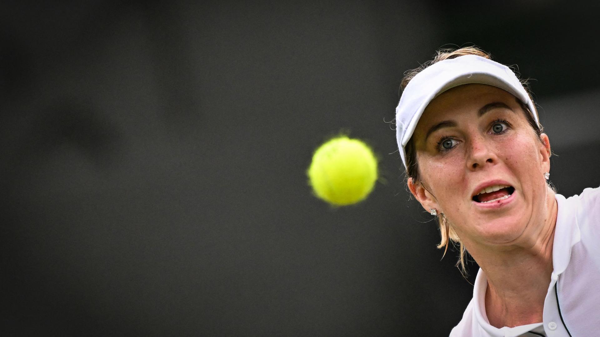 Tennisspielerin Anastasia Pavlyuchenkova beim Spielen eines Balls.