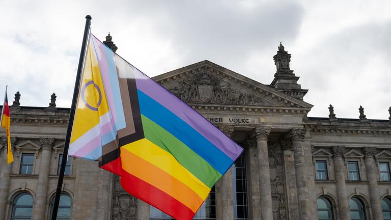 Übergabe einer Petition für queere Sichtbarkeit im Bundestag