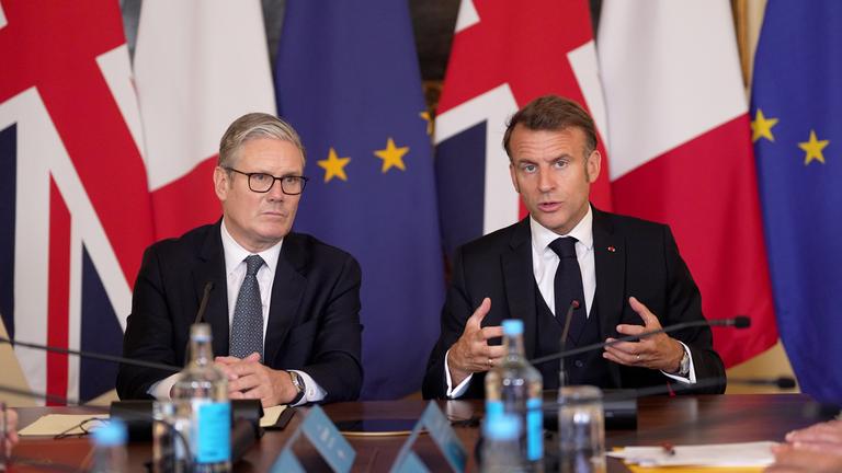 Keir Starmer und Emmanuel Macron bei einer gemeinsamen Erklärung aus Downing St. 10