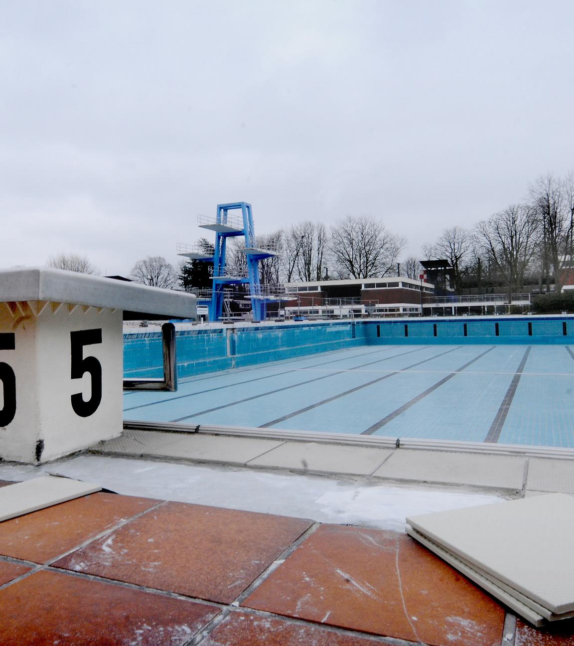 Schwimmbad in schlechtem Zustand