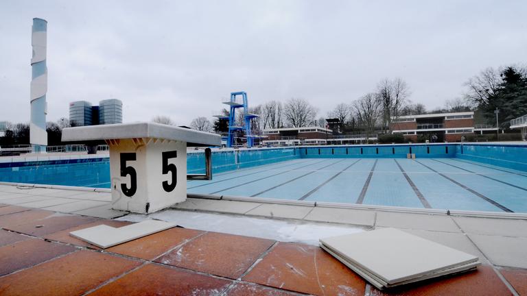 Schwimmbad in schlechtem Zustand