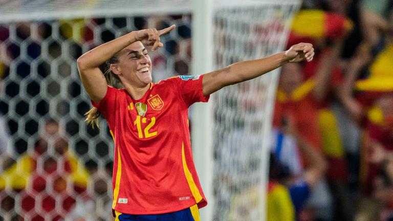 Patri Guijarro (Spanien) jubelt beim Spiel gegen Italien.