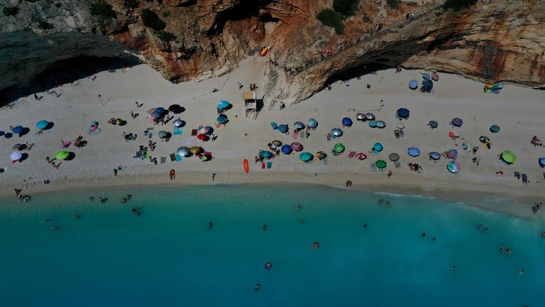 Touristen beim Sonnenbaden in Griechenland