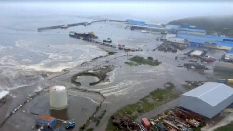 Kamtschatka: Tsunamiwellen überfluten Küstenstadt,