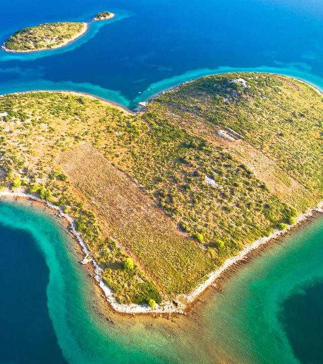 Herzförmige Insel Galesnjak in Zadar Archipel aerial view, Dalmatien Region Kroatien