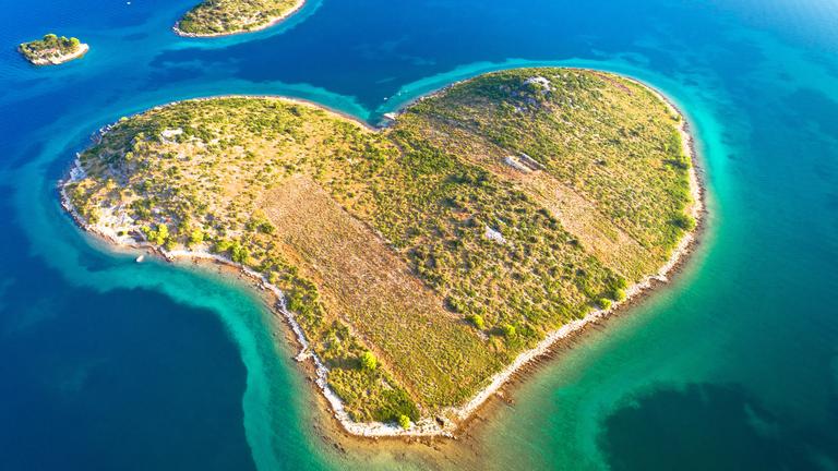 Herzförmige Insel Galesnjak in Zadar Archipel aerial view, Dalmatien Region Kroatien