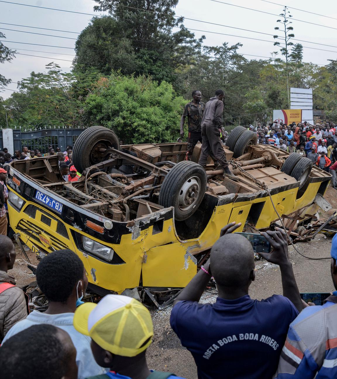 Eine Menschenmenge um den umgekippten Bus in Kenia am 08.08.2025.
