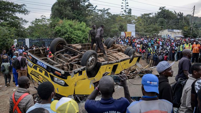 Eine Menschenmenge um den umgekippten Bus in Kenia am 08.08.2025.