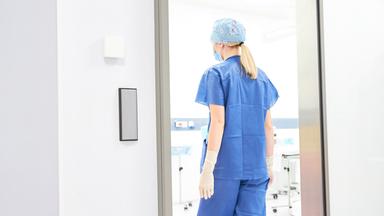 Frau als Pflegefachkraft oder OP-Schwester im Krankenhaus
