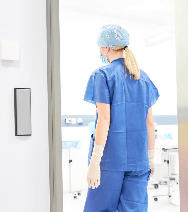 Frau als Pflegefachkraft oder OP-Schwester im Krankenhaus
