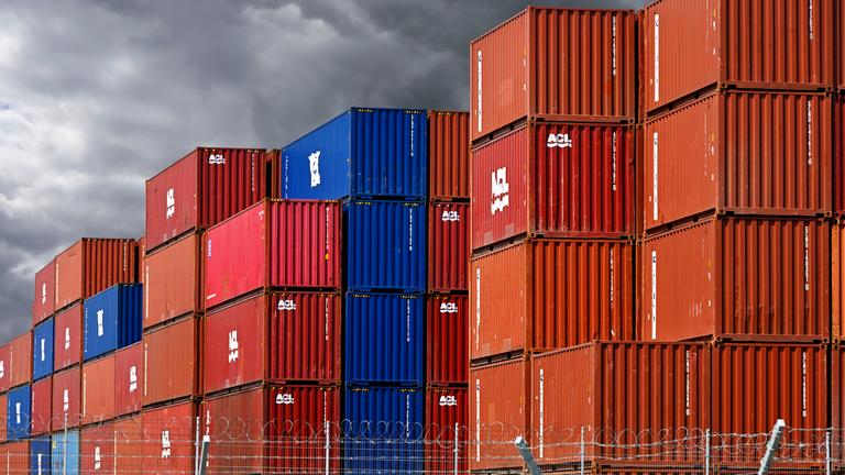 Gestapelte Container im Hafengebiet von Hamburg