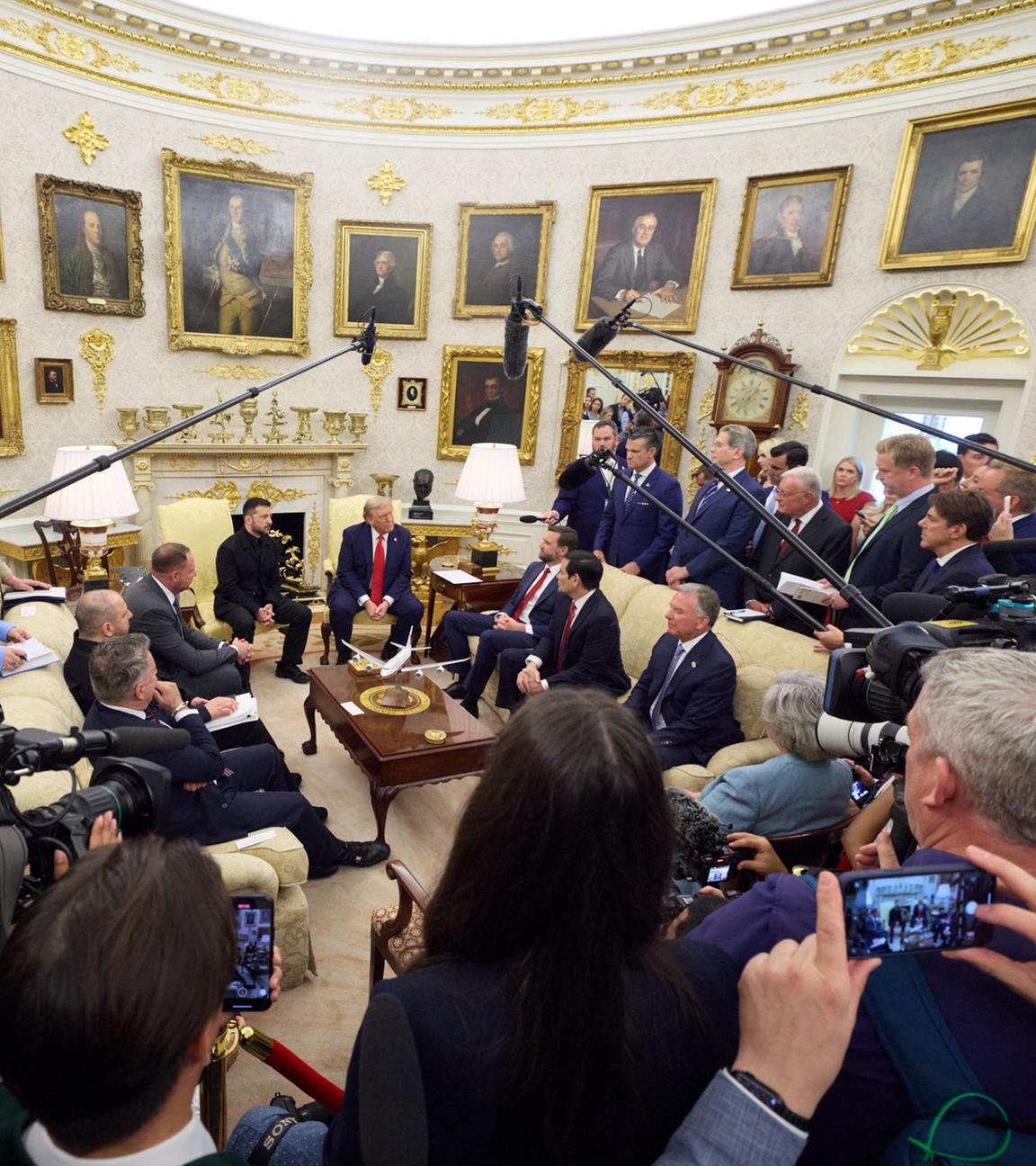 Ukraine-Gipfel in Washington: Trump trifft Selenskyj im Oval Office