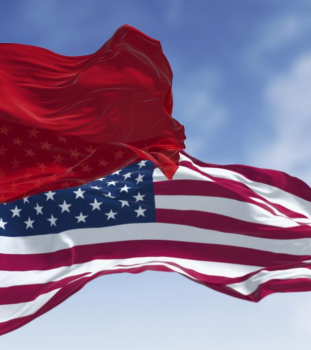 3D-Illustration - Chinesische und amerikanische Flagge wehen nebeneinander
