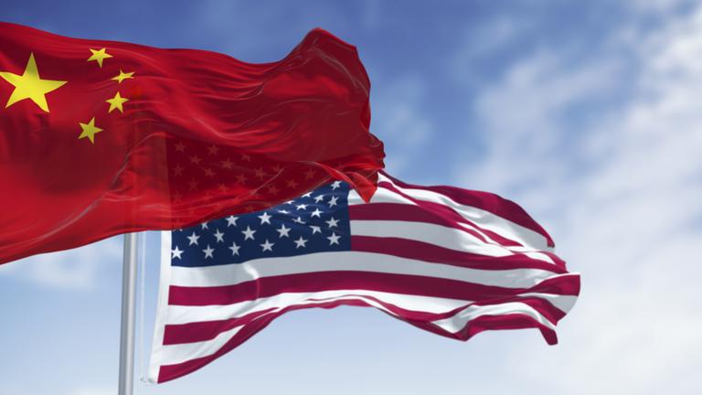 3D-Illustration - Chinesische und amerikanische Flagge wehen nebeneinander