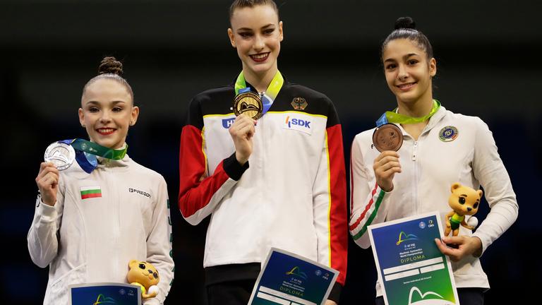 Die Goldmedaillengewinnerin Darja Varfolomeev aus Deutschland (Mitte), die Silbermedaillengewinnerin Stiliana Nikolova aus Bulgarien (links) und die Bronzemedaillengewinnerin Sofia Raffaeli aus Italien posieren auf dem Podium für die Siegerinnen des Einzelmehrkampfs bei den 41. FIG-Weltmeisterschaften im rhythmischen Turnen in der Carioca Arena in Rio de Janeiro am Freitag, 22. August 2025. 