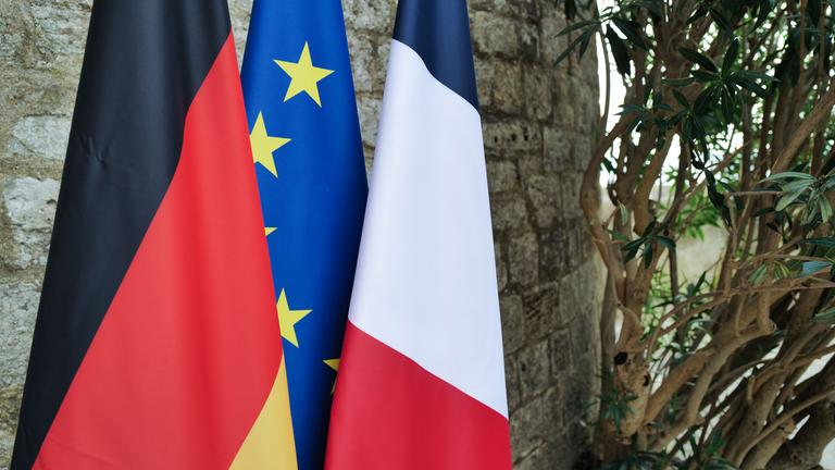 Fahnen von Deutschland, Frankreich und EU