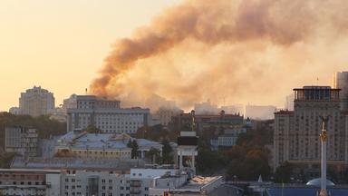 Rauch steigt auf nach einem russischen Drohnenangriff auf ein Regierungsgebäude in Kiew.