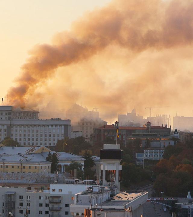 Rauch steigt auf nach einem russischen Drohnenangriff auf ein Regierungsgebäude in Kiew.