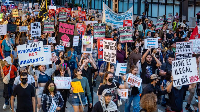 Proteste in Chikago gegen die mögliche Entsendung der Nationalgarde durch Donald Trump