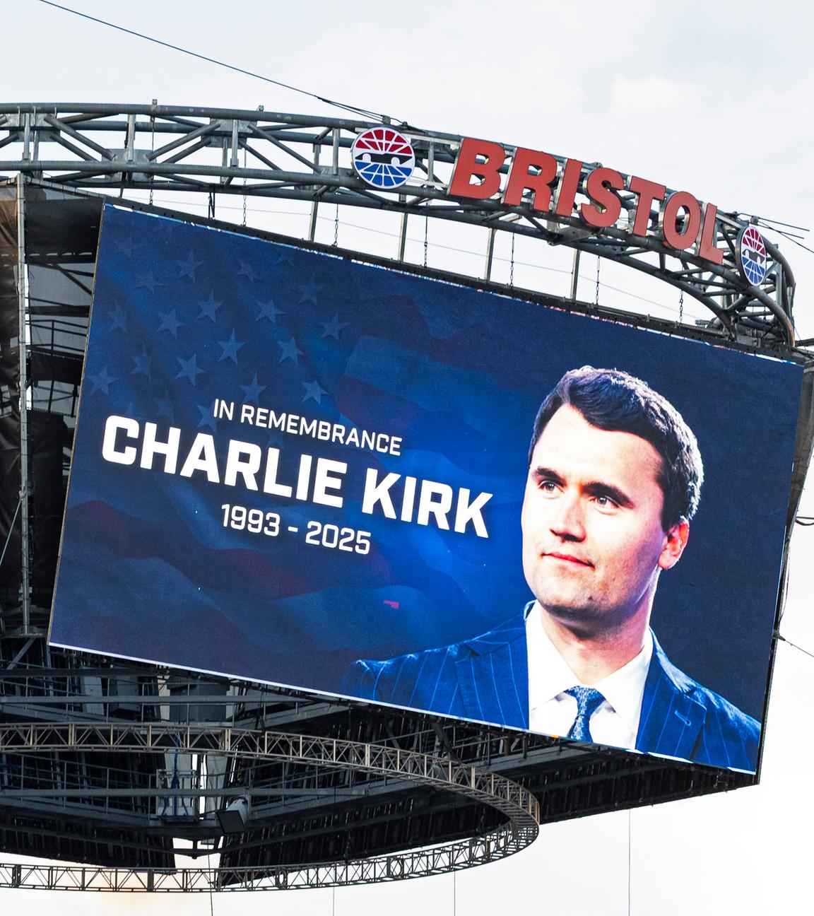 Bild von Charlie Kirk an Leinwand