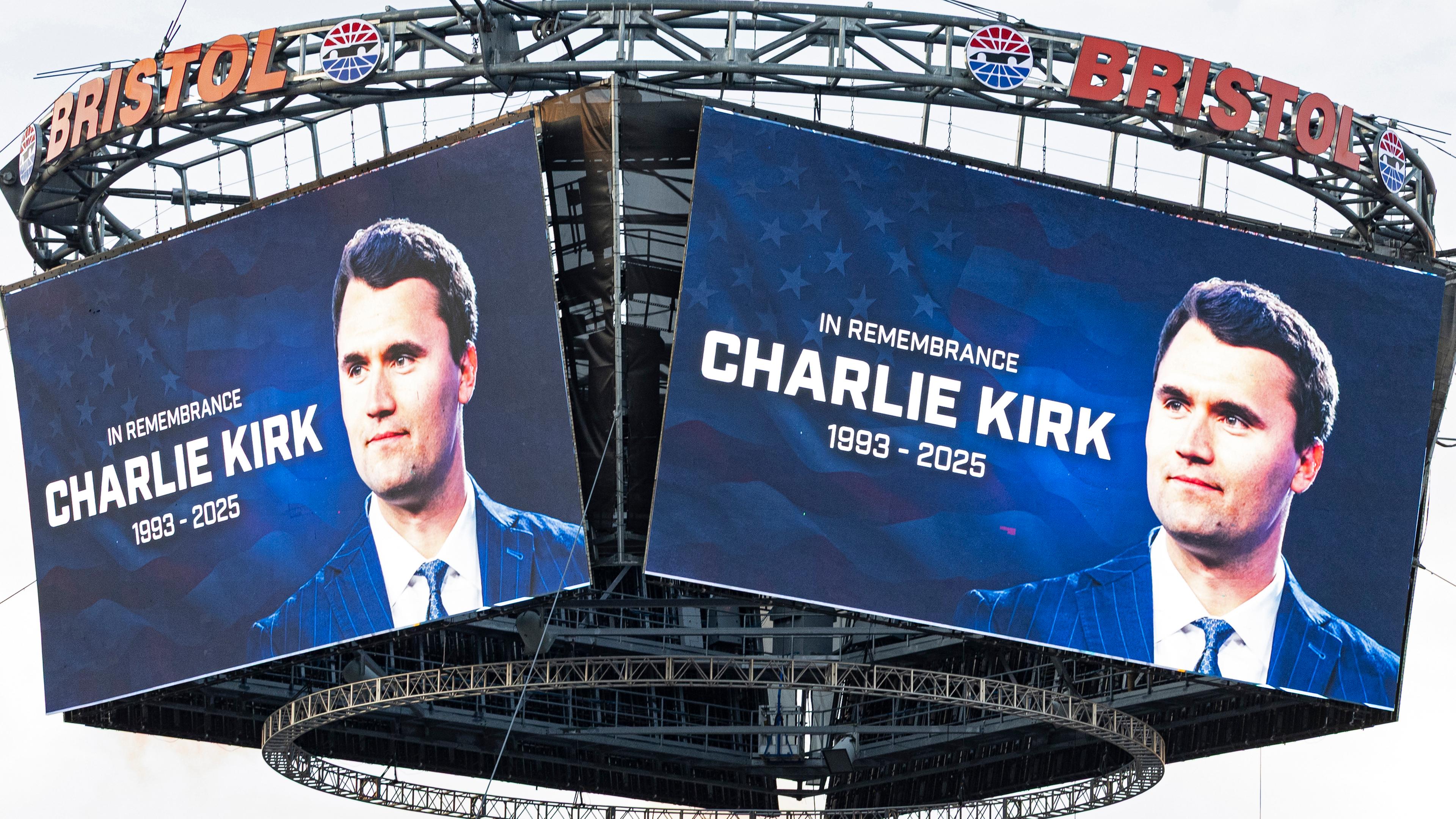 Bild von Charlie Kirk an Leinwand