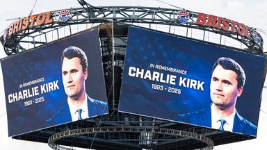 Bild von Charlie Kirk an Leinwand