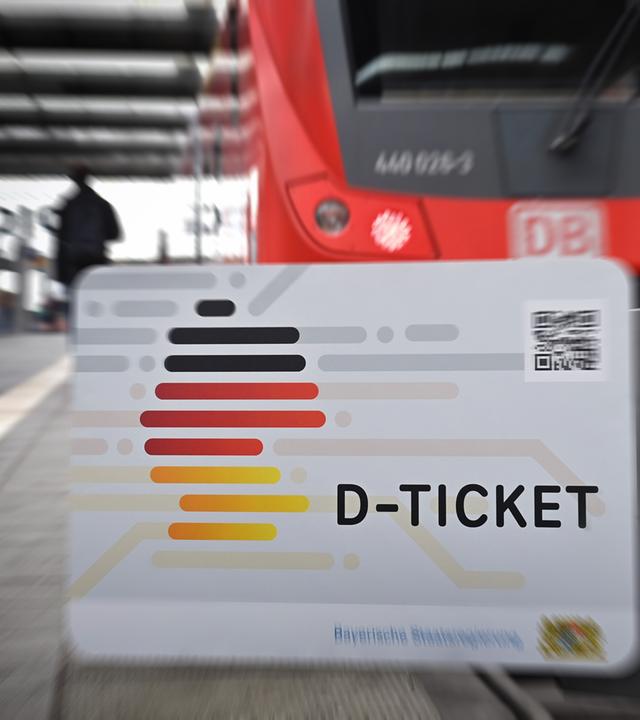 Deutschlandticket vor Zug - Symbolbild