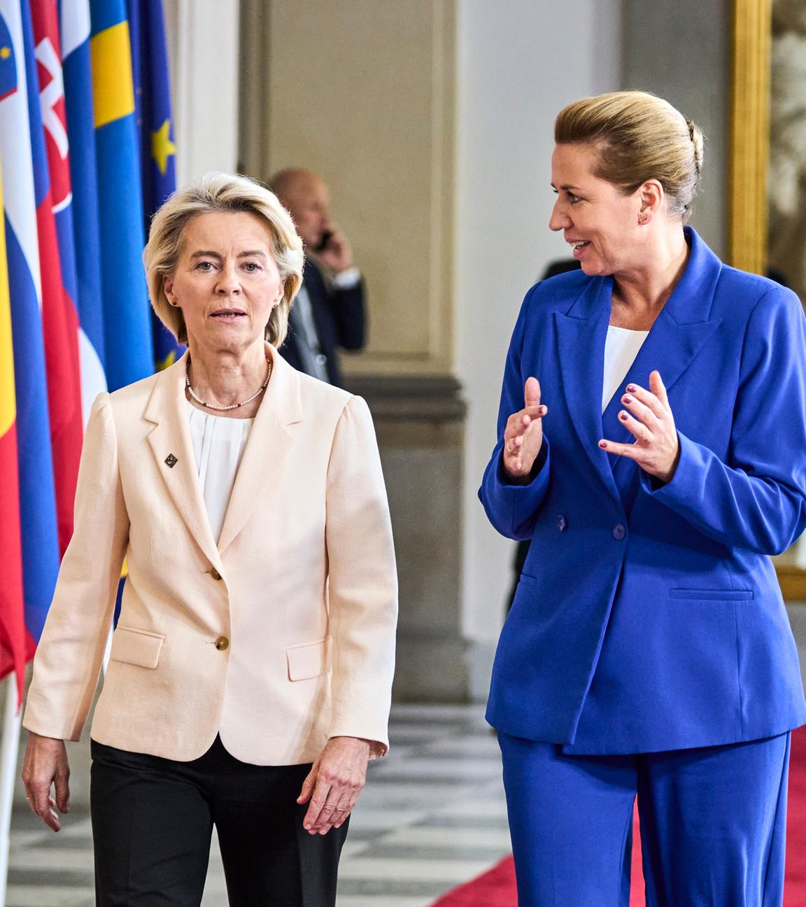 EU-Kommissionspräsidentin Ursula von der Leyen und die dänische Ministerpräsidentin Mette Frederiksen beim Gipfel in Kopenhagen.