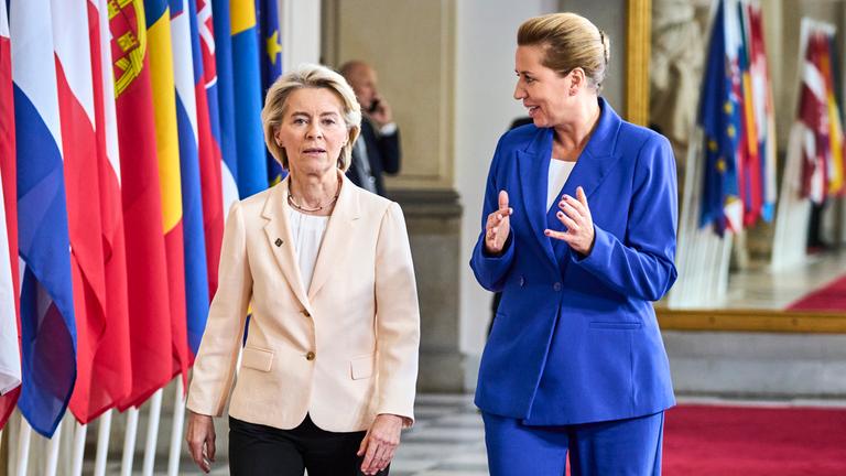 EU-Kommissionspräsidentin Ursula von der Leyen und die dänische Ministerpräsidentin Mette Frederiksen beim Gipfel in Kopenhagen.