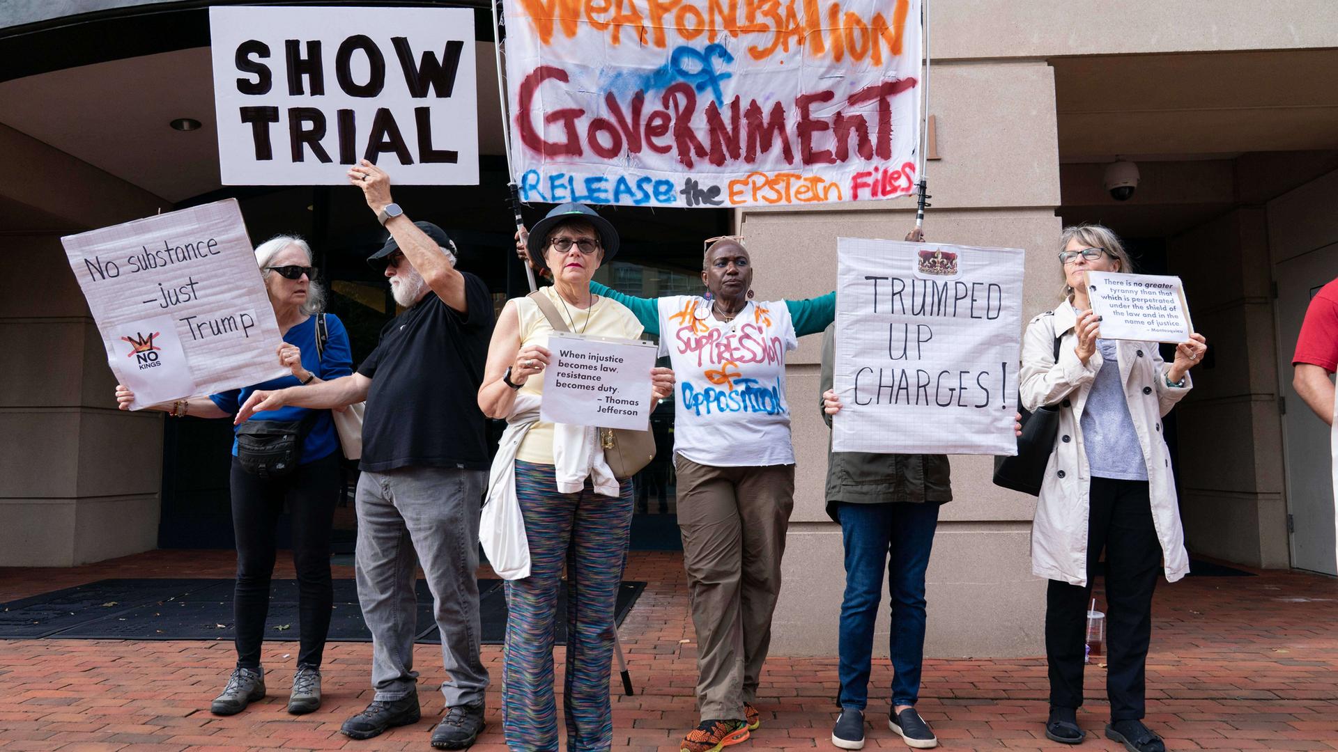 Vor dem US-Gerichtsgebäude in Virginia protestierten Demonstranten gegen die Anklage gegen Ex-FBI-Chef James Comey, der auf nicht schuldig plädierte.