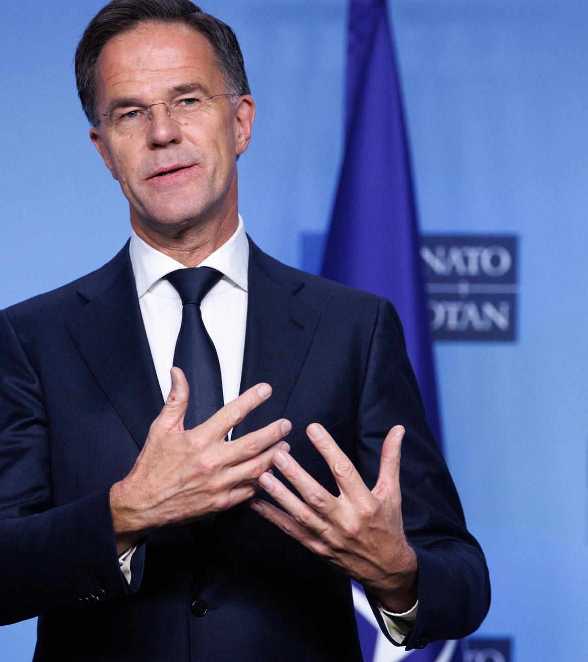 Generalsekretär Mark Rutte spricht während einer Pressekonferenz mit dem ukrainischen Verteidigungsminister im Nato-Hauptquartier in Brüssel.