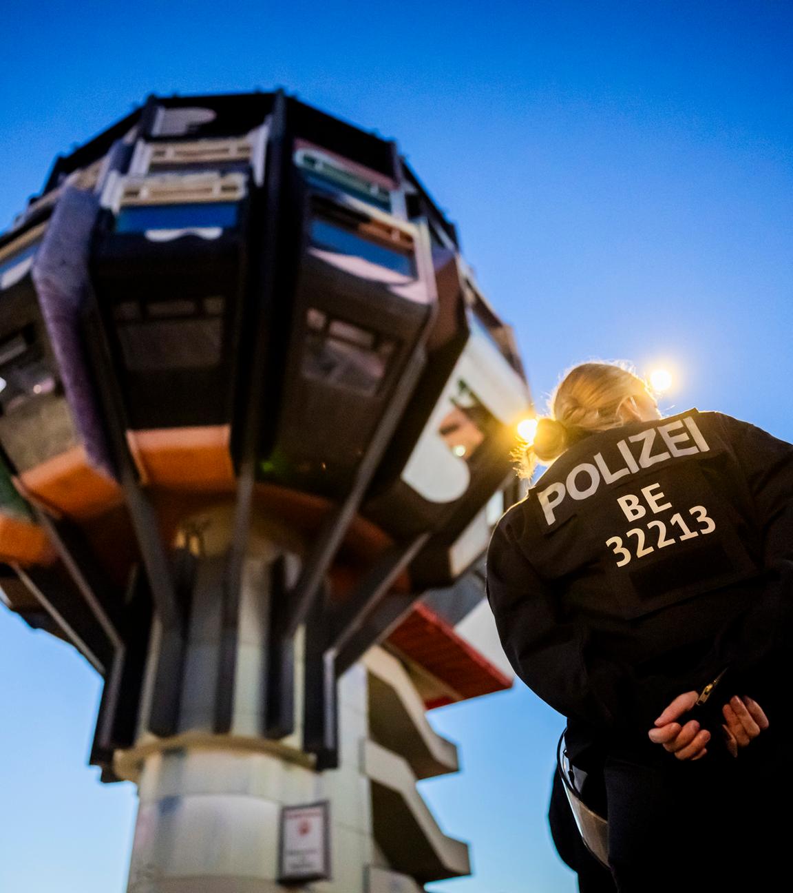 Aktivisten besetzen Berliner Bierpinsel