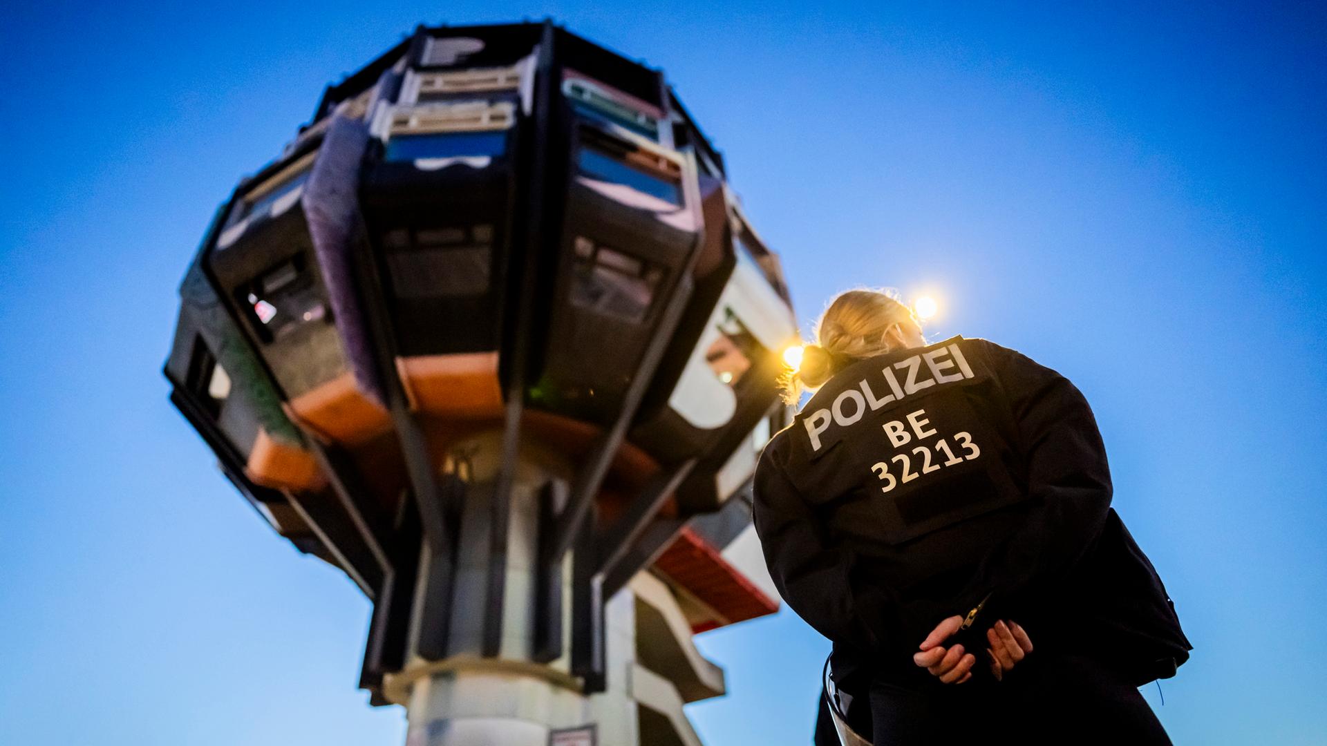 Aktivisten besetzen Berliner Bierpinsel