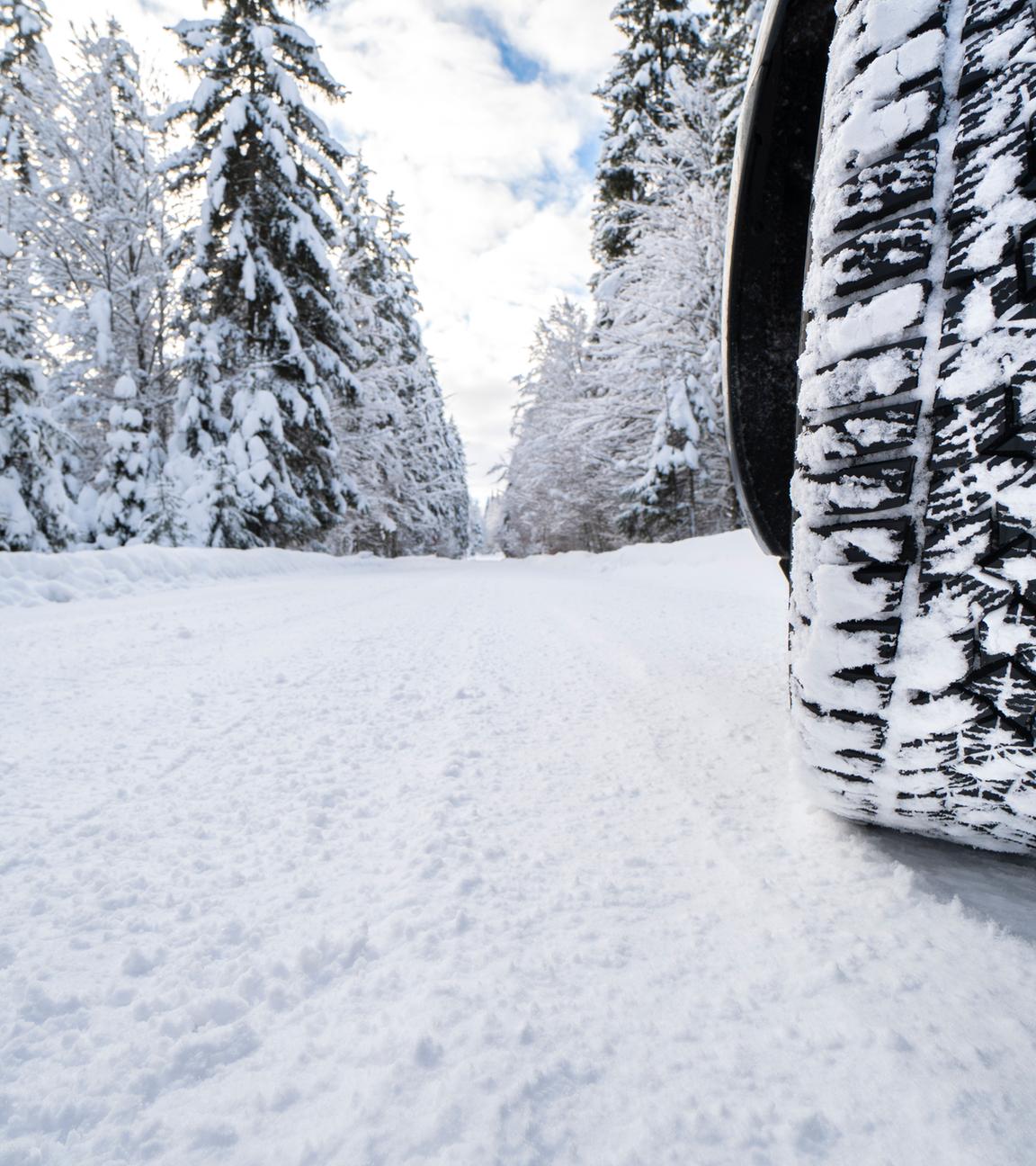 Winterreifen auf schneebedeckter Straße