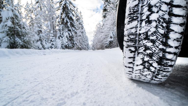 Winterreifen auf schneebedeckter Straße