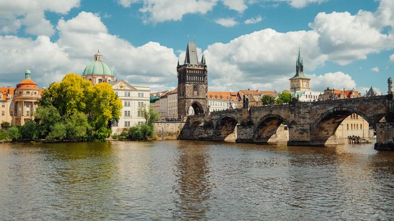 Bootsfahrt auf der Moldau unter der Karlsbrücke, Prag. Praha, alte europäische Stadt