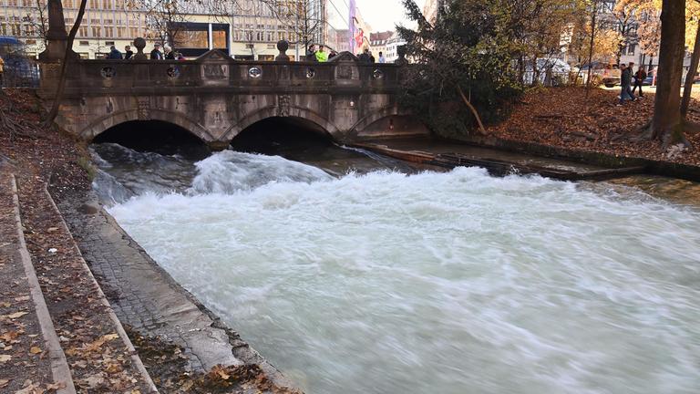 Eisbachwelle in Muenchen:Surfen ploetzlich unmoeglich: