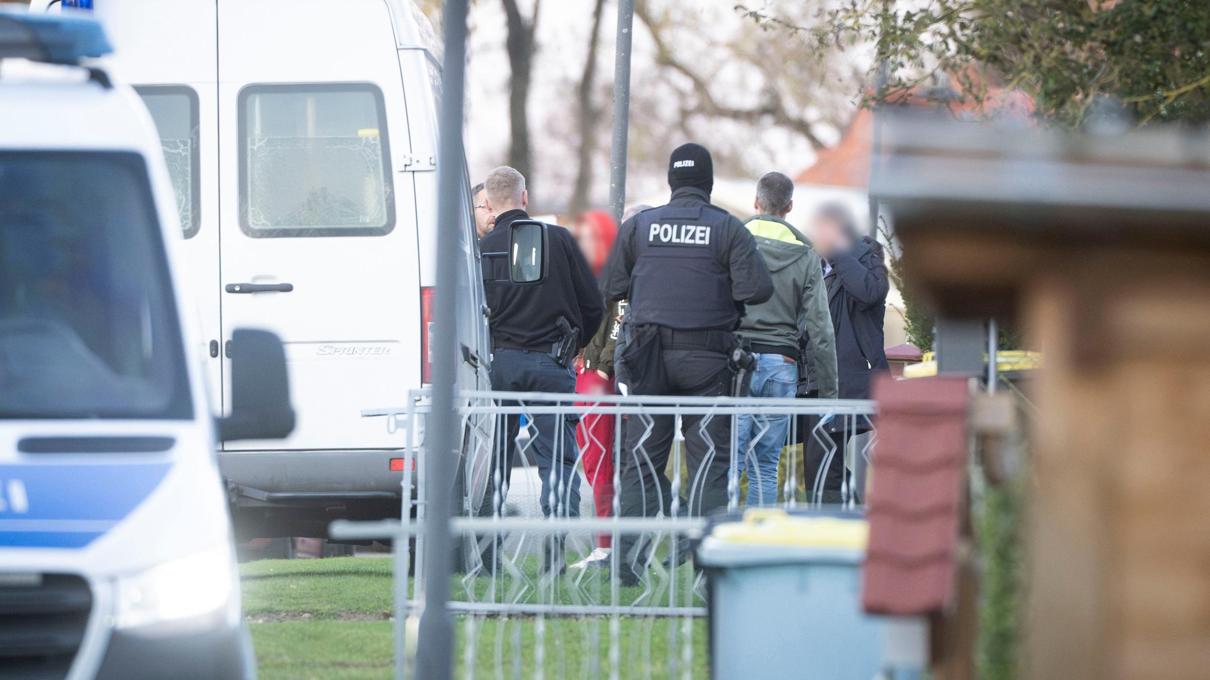 Polizeibeamte vor dem Wohnhaus der Tatverdächtigen nahe Güstrow am 6. November 2025.