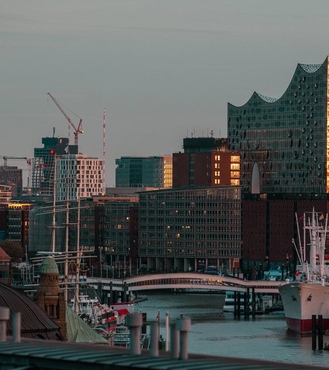 Deutschland, Hamburg, Abendhimmel, goldene Stunde, Sonnenuntergang, Elbphilharmonie, HafenCity, Skyline, Architektur, Wa