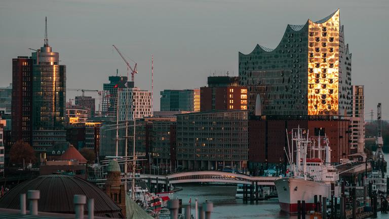 Deutschland, Hamburg, Abendhimmel, goldene Stunde, Sonnenuntergang, Elbphilharmonie, HafenCity, Skyline, Architektur, Wa