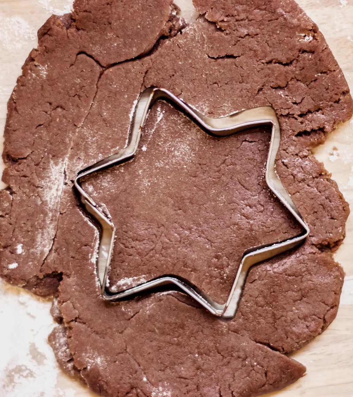 Ausstechen von Weihnachtsplätzchen mit Ausstecher in Sternform