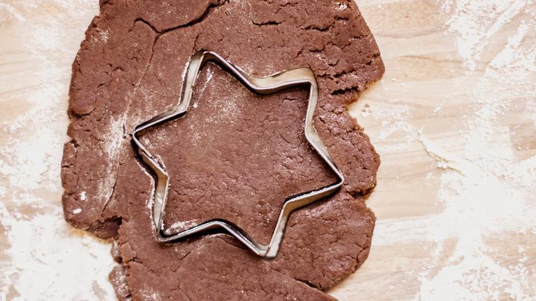 Ausstechen von Weihnachtsplätzchen mit Ausstecher in Sternform